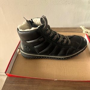 Boots Rieker never worn, in a very good condition, come in the box